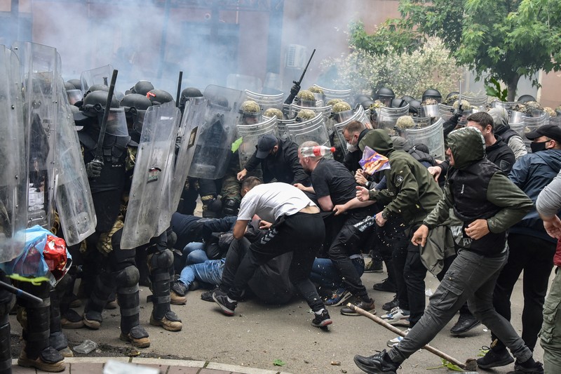 Pengunjuk rasa Serbia terlibat bentrok dengan tentara NATO Kosovo Force (KFOR) di kota Zvecan, Kosovo, Senin (29/5/2023). (REUTERS)