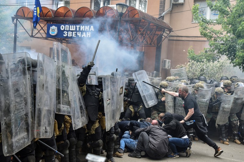 Pengunjuk rasa Serbia terlibat bentrok dengan tentara NATO Kosovo Force (KFOR) di kota Zvecan, Kosovo, Senin (29/5/2023). (REUTERS)