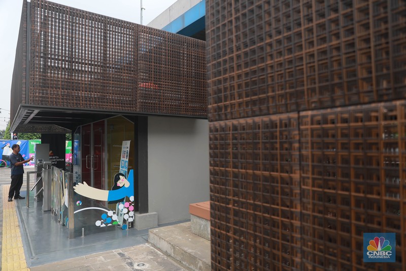 Pengunjung mengunakan toilet transparan di kawasan Sudirman, Jakarta, Selasa, (30/5/2023). Pengunjung mengunakan toilet transparan di kawasan Sudirman, Jakarta, Selasa, (30/5/2023). (CNBC Indonesia/Muhammad Sabki)