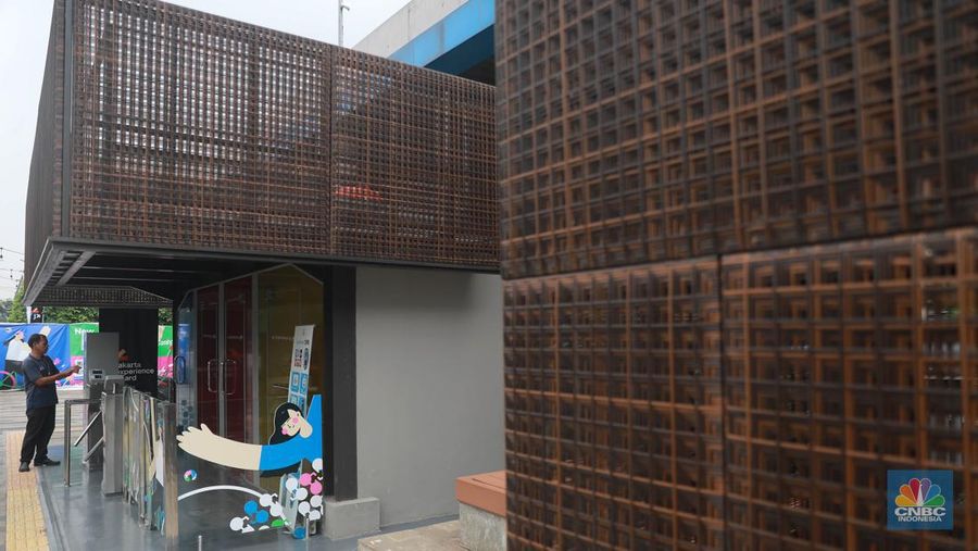 Pengunjung mengunakan toilet transparan di kawasan Sudirman, Jakarta, Selasa, (30/5/2023). (CNBC Indonesia/Muhammad Sabki)