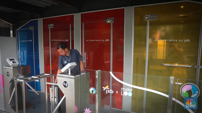 Pengunjung mengunakan toilet transparan di kawasan Sudirman, Jakarta, Selasa, (30/5/2023). Pengunjung mengunakan toilet transparan di kawasan Sudirman, Jakarta, Selasa, (30/5/2023). (CNBC Indonesia/Muhammad Sabki)