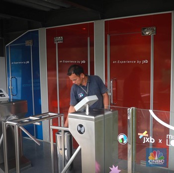 Tren Baru Warga Jakarta, Intip WC Tembus Pandang di Sudirman