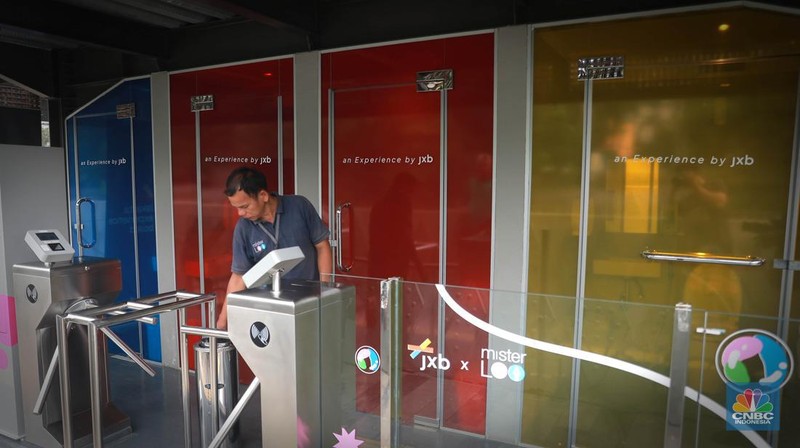 Pengunjung mengunakan toilet transparan di kawasan Sudirman, Jakarta, Selasa, (30/5/2023). (CNBC Indonesia/Muhammad Sabki)