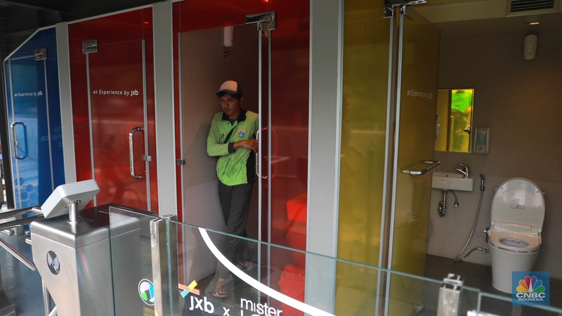 Pengunjung mengunakan toilet transparan di kawasan Sudirman, Jakarta, Selasa, (30/5/2023). Pengunjung mengunakan toilet transparan di kawasan Sudirman, Jakarta, Selasa, (30/5/2023). (CNBC Indonesia/Muhammad Sabki)