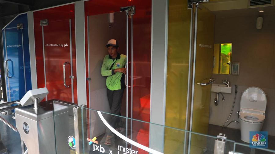 Pengunjung mengunakan toilet transparan di kawasan Sudirman, Jakarta, Selasa, (30/5/2023). (CNBC Indonesia/Muhammad Sabki)