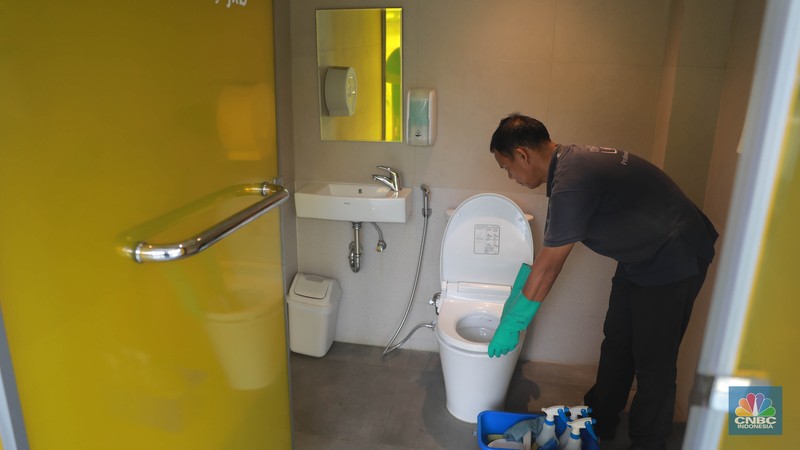 Pengunjung mengunakan toilet transparan di kawasan Sudirman, Jakarta, Selasa, (30/5/2023). Pengunjung mengunakan toilet transparan di kawasan Sudirman, Jakarta, Selasa, (30/5/2023). (CNBC Indonesia/Muhammad Sabki)