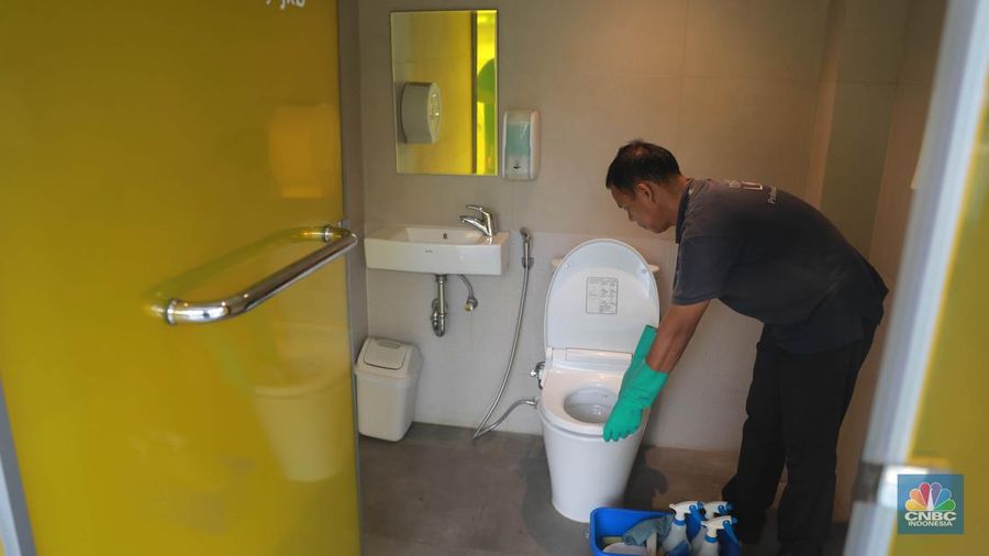 Pengunjung mengunakan toilet transparan di kawasan Sudirman, Jakarta, Selasa, (30/5/2023). (CNBC Indonesia/Muhammad Sabki)