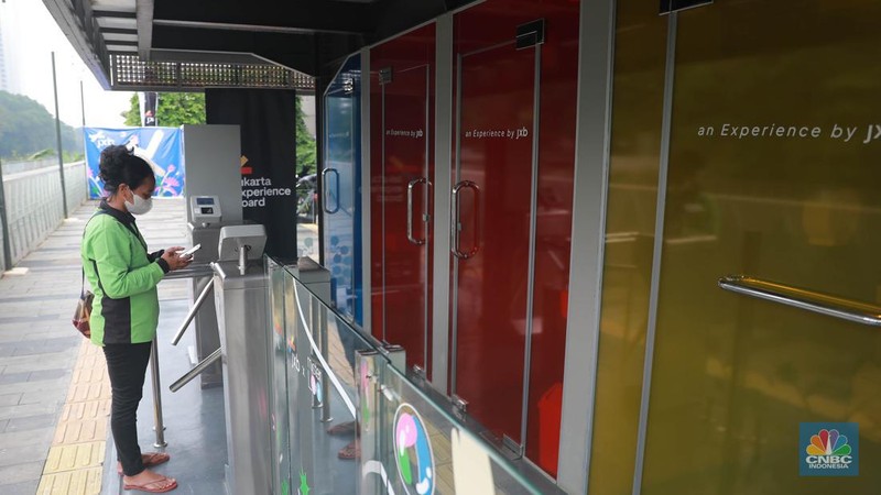 Pengunjung mengunakan toilet transparan di kawasan Sudirman, Jakarta, Selasa, (30/5/2023). (CNBC Indonesia/Muhammad Sabki)