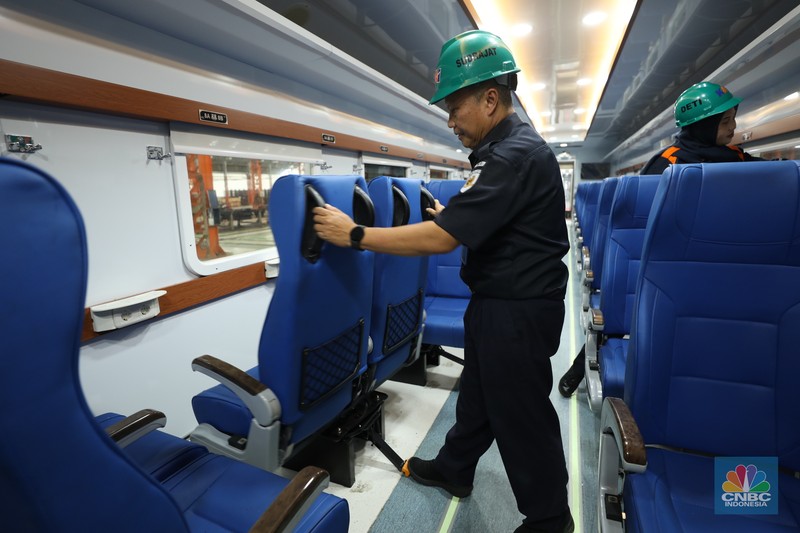 Petugas memasang dan mengecek kursi penumpang di Balai Yasa Manggarai, Jakarta, Selasa (30/5/2023). (CNBC Indonesia/Tri Susilo)
