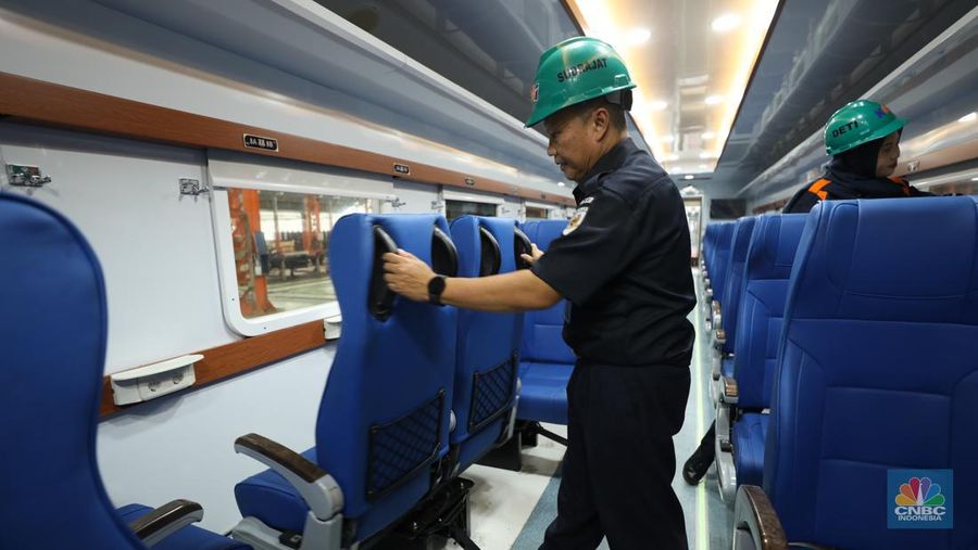 Petugas memasang dan mengecek kursi penumpang di Balai Yasa Manggarai, Jakarta, Selasa (30/5/2023). (CNBC Indonesia/Tri Susilo)