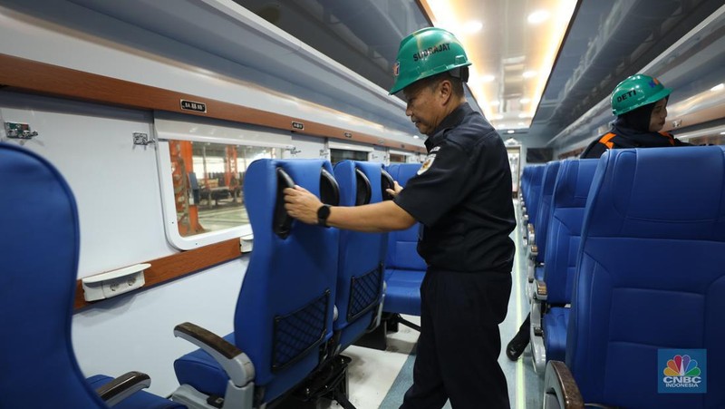 Petugas memasang dan mengecek kursi penumpang di Balai Yasa Manggarai, Jakarta, Selasa (30/5/2023). (CNBC Indonesia/Tri Susilo)