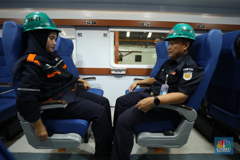Petugas memasang dan mengecek kursi penumpang di Balai Yasa Manggarai, Jakarta, Selasa (30/5/2023). (CNBC Indonesia/Tri Susilo)