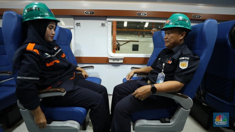 Petugas memasang dan mengecek kursi penumpang di Balai Yasa Manggarai, Jakarta, Selasa (30/5/2023). (CNBC Indonesia/Tri Susilo)
