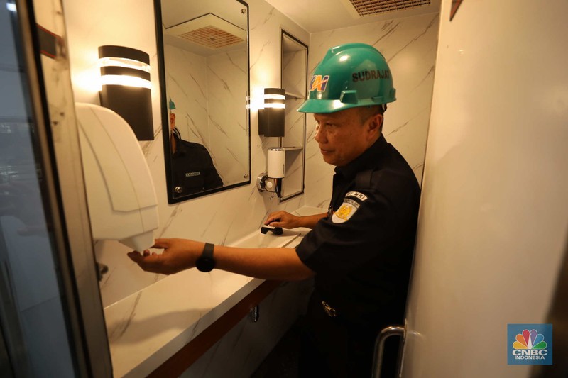 Petugas memasang dan mengecek kursi penumpang di Balai Yasa Manggarai, Jakarta, Selasa (30/5/2023). (CNBC Indonesia/Tri Susilo)