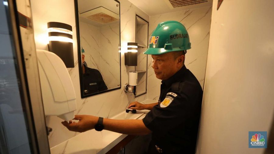 Petugas memasang dan mengecek kursi penumpang di Balai Yasa Manggarai, Jakarta, Selasa (30/5/2023). (CNBC Indonesia/Tri Susilo)