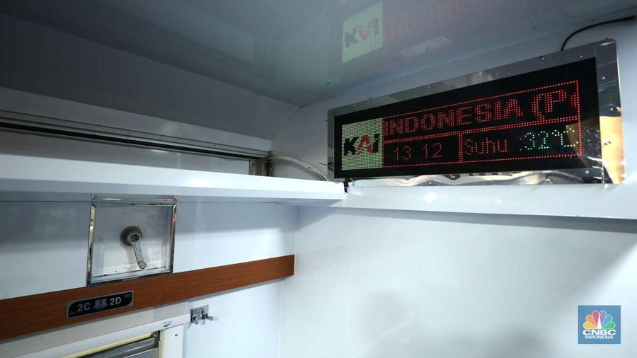 Petugas memasang dan mengecek kursi penumpang di Balai Yasa Manggarai, Jakarta, Selasa (30/5/2023). (CNBC Indonesia/Tri Susilo)