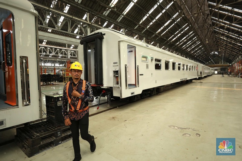 Petugas memasang dan mengecek kursi penumpang di Balai Yasa Manggarai, Jakarta, Selasa (30/5/2023). (CNBC Indonesia/Tri Susilo)