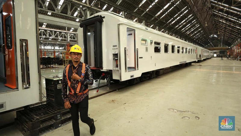 Petugas memasang dan mengecek kursi penumpang di Balai Yasa Manggarai, Jakarta, Selasa (30/5/2023). (CNBC Indonesia/Tri Susilo)