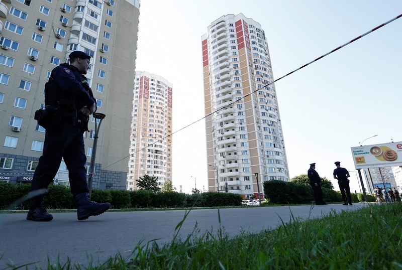 Pemandangan menunjukkan blok apartemen bertingkat yang rusak setelah serangan drone yang dilaporkan di Moskow, Rusia, 30 Mei 2023. (REUTERS/Maxim Shemetov)