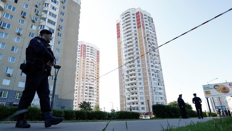 Pemandangan menunjukkan blok apartemen bertingkat yang rusak setelah serangan drone yang dilaporkan di Moskow, Rusia, 30 Mei 2023. (REUTERS/Maxim Shemetov)
