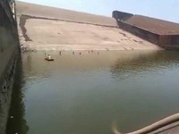 Pejabat Ini Kuras Waduk Demi Cari HP Miliknya