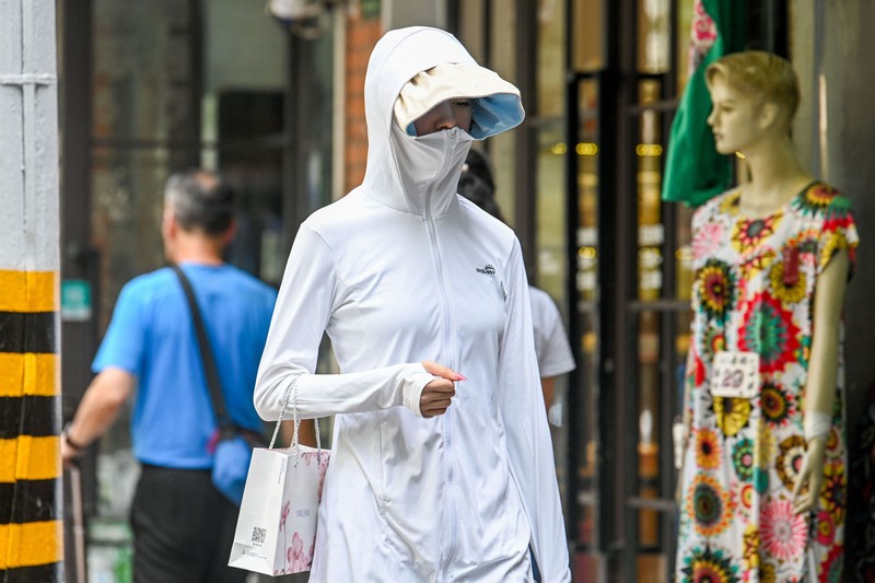 Warga beraktivitas saatb gelombang panas di Kota Shanghai, China, Senin (29/5/2023). Warga beraktivitas saatb gelombang panas di Kota Shanghai, China, Senin (29/5/2023). (AFP via Getty Images)