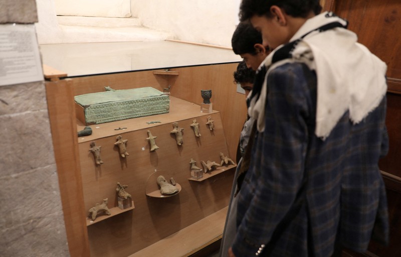 Wisatawan mengunjungi Museum Nasional di Kota Sanaa, Yaman, Senin (29/5/2023). Wisatawan mengunjungi Museum Nasional di Kota Sanaa, Yaman, Senin (29/5/2023). (REUTERS/Khaled Abdullah)