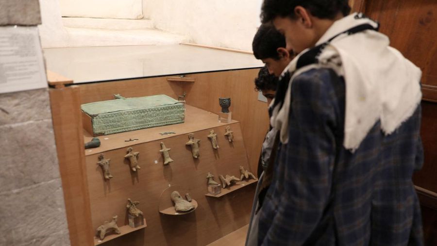 Wisatawan mengunjungi Museum Nasional di Kota Sanaa, Yaman, Senin (29/5/2023). (REUTERS/Khaled Abdullah)