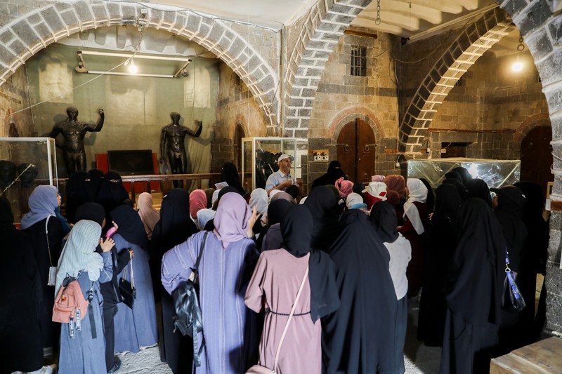 Wisatawan mengunjungi Museum Nasional di Kota Sanaa, Yaman, Senin (29/5/2023). (REUTERS/Khaled Abdullah)