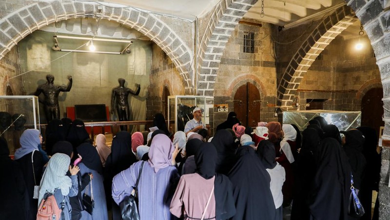 Wisatawan mengunjungi Museum Nasional di Kota Sanaa, Yaman, Senin (29/5/2023). (REUTERS/Khaled Abdullah)