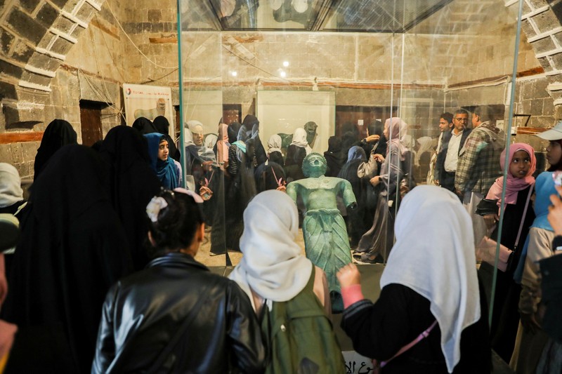 Wisatawan mengunjungi Museum Nasional di Kota Sanaa, Yaman, Senin (29/5/2023). Wisatawan mengunjungi Museum Nasional di Kota Sanaa, Yaman, Senin (29/5/2023). (REUTERS/Khaled Abdullah)