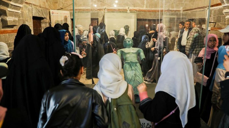 Wisatawan mengunjungi Museum Nasional di Kota Sanaa, Yaman, Senin (29/5/2023). (REUTERS/Khaled Abdullah)