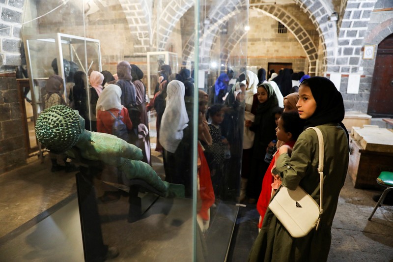 Wisatawan mengunjungi Museum Nasional di Kota Sanaa, Yaman, Senin (29/5/2023). Wisatawan mengunjungi Museum Nasional di Kota Sanaa, Yaman, Senin (29/5/2023). (REUTERS/Khaled Abdullah)