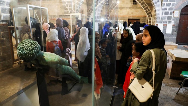 Wisatawan mengunjungi Museum Nasional di Kota Sanaa, Yaman, Senin (29/5/2023). (REUTERS/Khaled Abdullah)