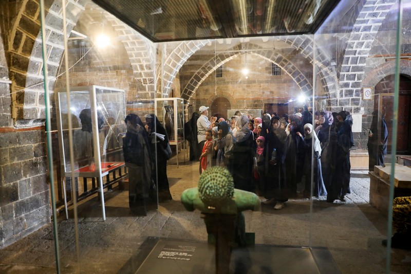 Wisatawan mengunjungi Museum Nasional di Kota Sanaa, Yaman, Senin (29/5/2023). Wisatawan mengunjungi Museum Nasional di Kota Sanaa, Yaman, Senin (29/5/2023). (REUTERS/Khaled Abdullah)