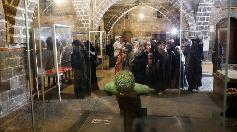 Wisatawan mengunjungi Museum Nasional di Kota Sanaa, Yaman, Senin (29/5/2023). (REUTERS/Khaled Abdullah)