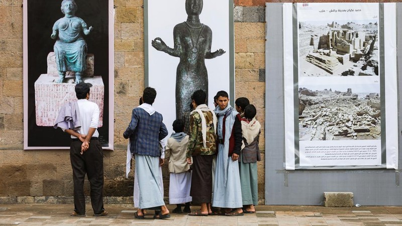 Wisatawan mengunjungi Museum Nasional di Kota Sanaa, Yaman, Senin (29/5/2023). (REUTERS/Khaled Abdullah)