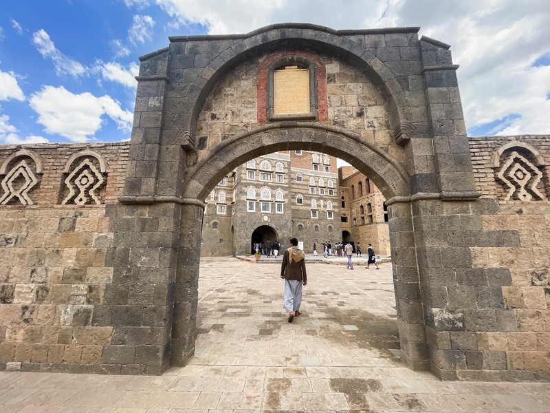 Wisatawan mengunjungi Museum Nasional di Kota Sanaa, Yaman, Senin (29/5/2023). (REUTERS/Khaled Abdullah)