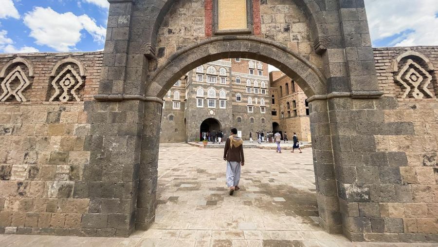 Wisatawan mengunjungi Museum Nasional di Kota Sanaa, Yaman, Senin (29/5/2023). (REUTERS/Khaled Abdullah)