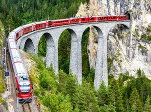 Kereta Api di Swiss Tergelincir Imbas Longsor Salju, 5 Orang Terluka
