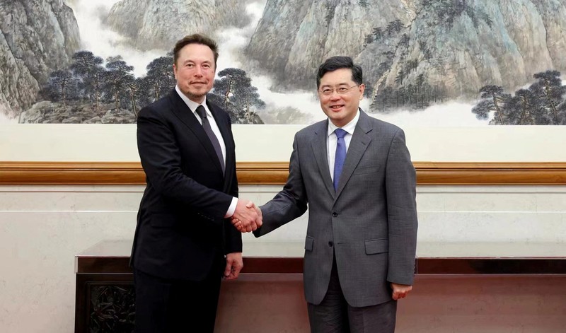 Chief Executive Officer Tesla Elon Musk masuk ke dalam mobil Tesla saat dia meninggalkan sebuah hotel di Beijing, China 31 Mei 2023. Chief Executive Officer Tesla Elon Musk masuk ke dalam mobil Tesla saat dia meninggalkan sebuah hotel di Beijing, China 31 Mei 2023. (REUTERS/Tingshu Wang)