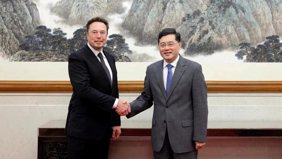 Anggota Dewan Negara dan Menteri Luar Negeri Tiongkok Qin Gang bertemu dengan Kepala Eksekutif Tesla Elon Musk di Beijing, Tiongkok, dalam gambar selebaran yang dirilis oleh Kementerian Luar Negeri Tiongkok pada 30 Mei 2023. (China's Ministry of Foreign Affairs/Handout via REUTERS)