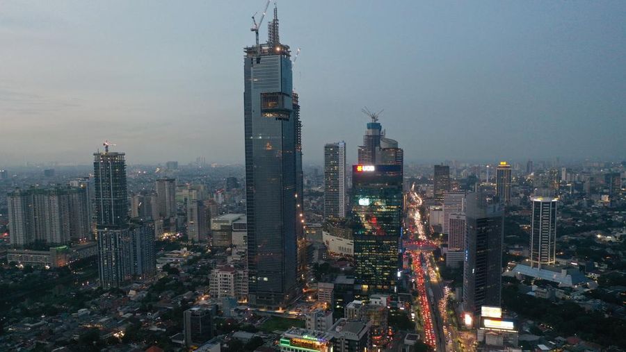 Autograph Tower resmi dinobatkan menjadi gedung pencakar langit tertinggi di Indonesia dengan tinggi mencapai 382,9 meter, menyalip Gama Tower. (Ilustrasi/Dimas Ardian/Bloomberg via Getty Images)