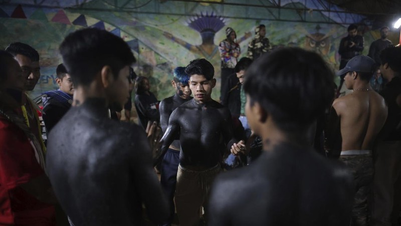 Guarani Indigenous block the Bandeirantes highway with burning tires to protest proposed legislation that would change the policy that demarcates Indigenous lands on the outskirts of Sao Paulo, Brazil, Tuesday, May 30, 2023. (AP Photo/Ettore Chiereguini)