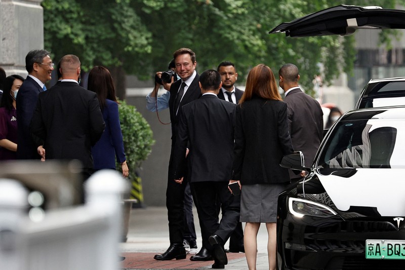 Chief Executive Officer Tesla Elon Musk masuk ke dalam mobil Tesla saat dia meninggalkan sebuah hotel di Beijing, China 31 Mei 2023. Chief Executive Officer Tesla Elon Musk masuk ke dalam mobil Tesla saat dia meninggalkan sebuah hotel di Beijing, China 31 Mei 2023. (REUTERS/Tingshu Wang)