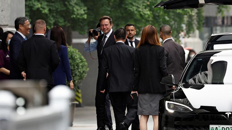 Chief Executive Officer Tesla Elon Musk masuk ke dalam mobil Tesla saat dia meninggalkan sebuah hotel di Beijing, China 31 Mei 2023. (REUTERS/Tingshu Wang)