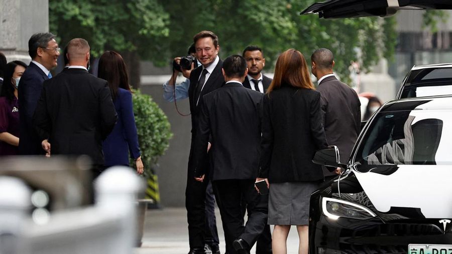 Chief Executive Officer Tesla Elon Musk berdiri di dekat Menteri Perdagangan China Wang Wentao sebelum meninggalkan Kementerian Perdagangan China di Beijing, China 31 Mei 2023. (REUTERS/Tingshu Wang)
