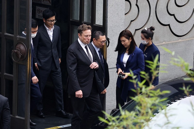 Chief Executive Officer Tesla Elon Musk masuk ke dalam mobil Tesla saat dia meninggalkan sebuah hotel di Beijing, China 31 Mei 2023. Chief Executive Officer Tesla Elon Musk masuk ke dalam mobil Tesla saat dia meninggalkan sebuah hotel di Beijing, China 31 Mei 2023. (REUTERS/Tingshu Wang)