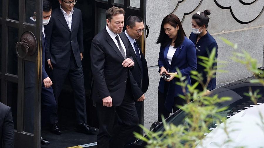 Chief Executive Officer Tesla Elon Musk berjalan di samping Wakil Presiden Senior Tesla Tom Zhu dan Wakil Presiden Grace Tao saat dia meninggalkan sebuah restoran di Beijing, China 31 Mei 2023. (REUTERS/Tingshu Wang)