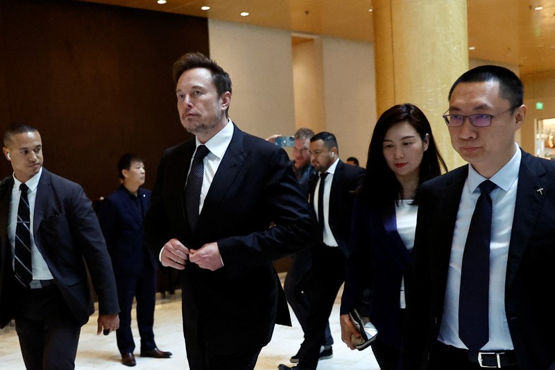 Chief Executive Officer Tesla Elon Musk masuk ke dalam mobil Tesla saat dia meninggalkan sebuah hotel di Beijing, China 31 Mei 2023. Chief Executive Officer Tesla Elon Musk masuk ke dalam mobil Tesla saat dia meninggalkan sebuah hotel di Beijing, China 31 Mei 2023. (REUTERS/Tingshu Wang)